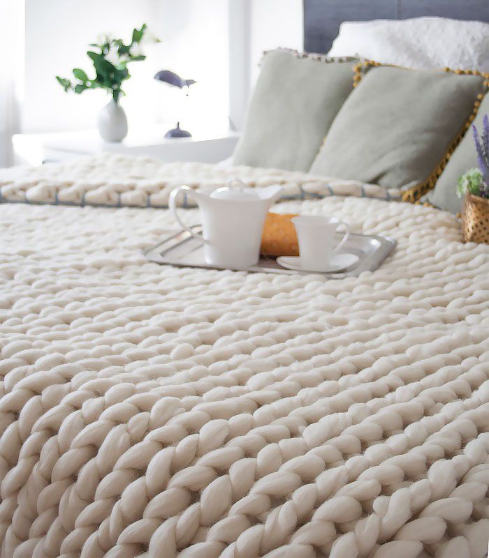Vous pouvez fabriquer cette couverture douce et confortable en seulement 4 heures ! | So Busy Girls