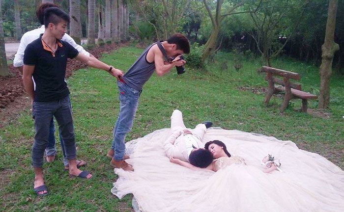 18 photos qui prouvent que les photographes de mariage sont prêts à tout pour prendre une belle photo | So Busy Girls