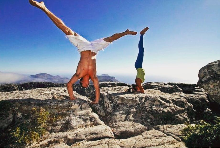Ce couple associe sa passion pour le yoga à son amour des voyages et le résultat fait très envie ! | So Busy Girls