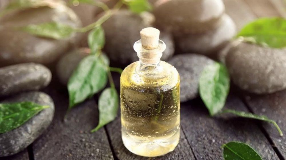 La recette pour préparer son tonique anti acné maison à l'huile essentielle d'arbre à thé et faire disparaître les boutons | So Busy Girls