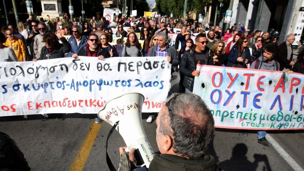 En Grèce, un projet de loi controversée prévoit d'instaurer des journées de 13 heures de travail | So Busy Girls