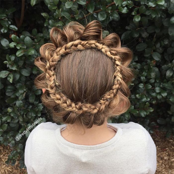 Cette maman fait des tresses impressionnantes et complexes à sa fille tous les matins avant d'aller à l'école | So Busy Girls