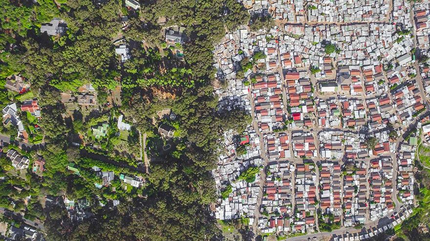 Ces séparations qui divisent les riches et les pauvres vues du ciel grâce à un drone | So Busy Girls