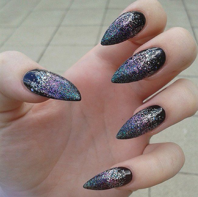 Des paillettes sur un vernis sombre | So Busy Girls