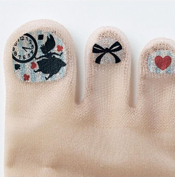 Les collants avec des orteils pré-vernis : oui oui, c'est la dernière tendance au Japon ! | So Busy Girls