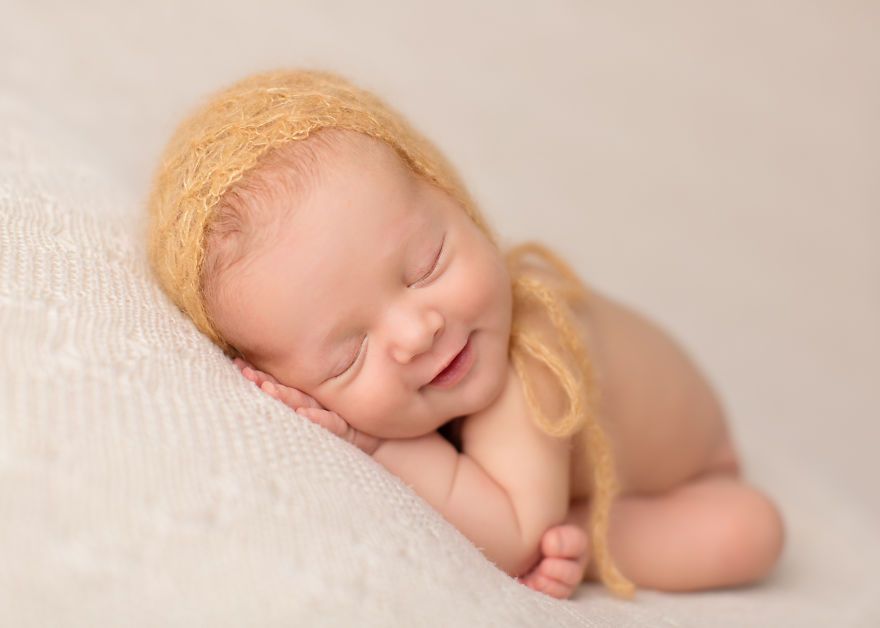 18 bébés qui sourient dans leur sommeil : vous ne pourrez pas vous empêcher de fondre ! | So Busy Girls