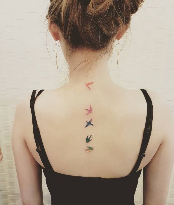 Porter des boucles d'oreilles tombantes pour structurer votre tatouage | So Busy Girls