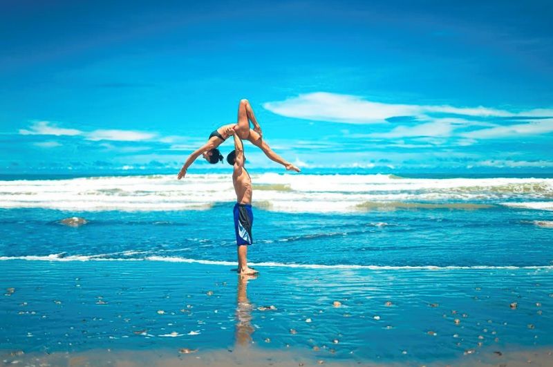 Ce couple associe sa passion pour le yoga à son amour des voyages et le résultat fait très envie ! | So Busy Girls