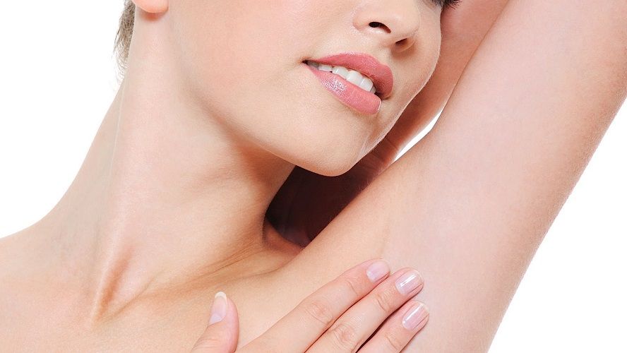 Comment s'épiler les aisselles soi-même : les méthodes pour une épilation parfaite | So Busy Girls