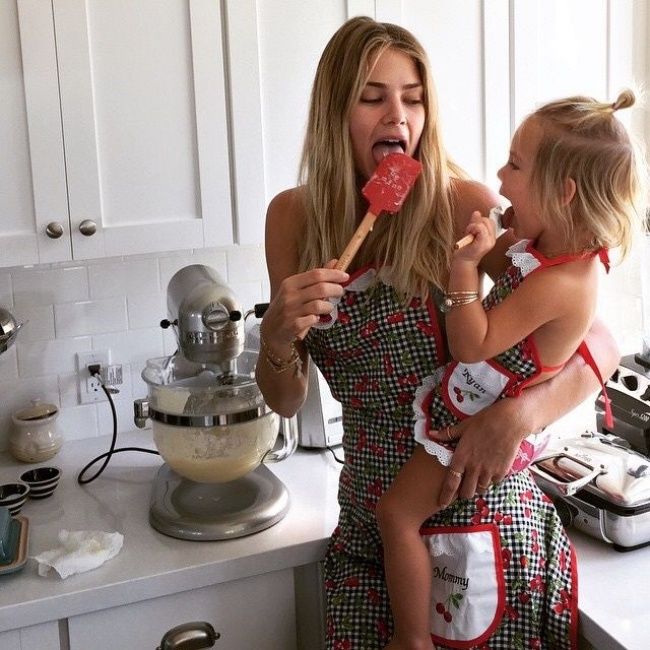 Ces mamans et leur petite fille se ressemblent vraiment comme 2 gouttes d'eau ! Et c'est tellement craquant... | So Busy Girls