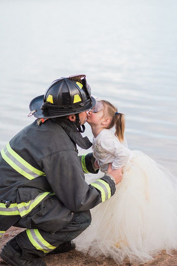 Ce shooting photo d'un papa pompier et de sa petite fille de 3 ans est adorable | So Busy Girls