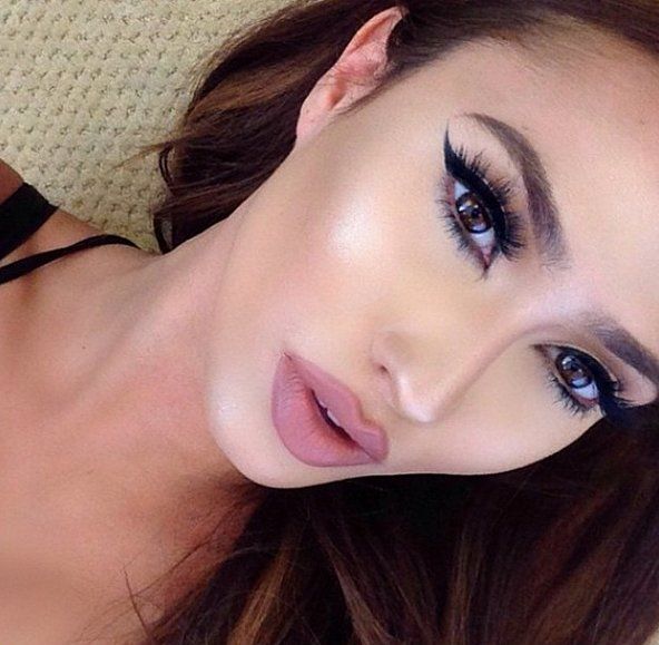 Un trait d'eyeliner noir intense et des faux cils pour un regard profond | So Busy Girls