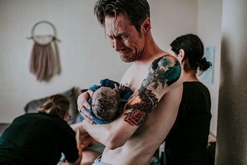 16 photos très émouvantes de jeunes papas dans la salle d'accouchement | So Busy Girls
