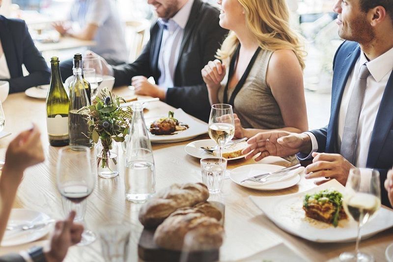 Méfiez-vous ! On a tendance à manger plus dans les restos à l'ambiance tamisée | So Busy Girls