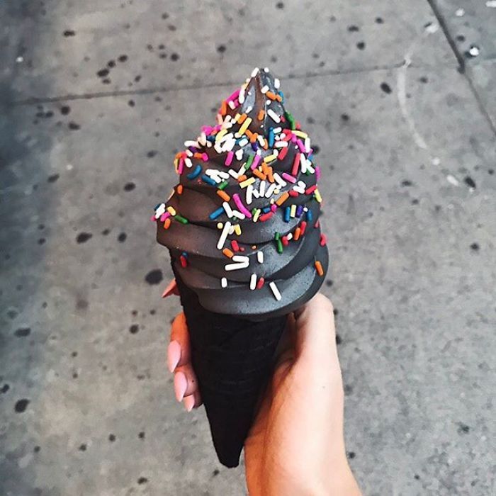Les glaces noires débarquent, elles sont aussi originales que délicieuses ! | So Busy Girls