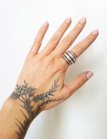16 idées de tatouages sublimes à se faire sur les mains | So Busy Girls