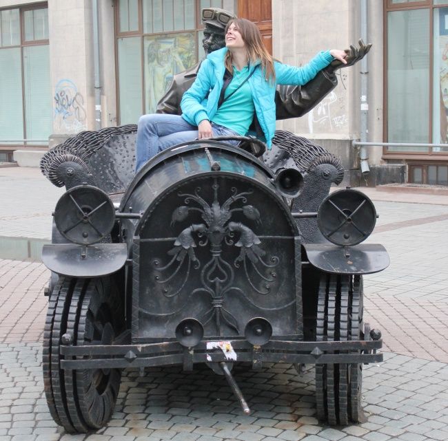 25 personnes qui savent faire des photos amusantes quand elles voient une statue | So Busy Girls