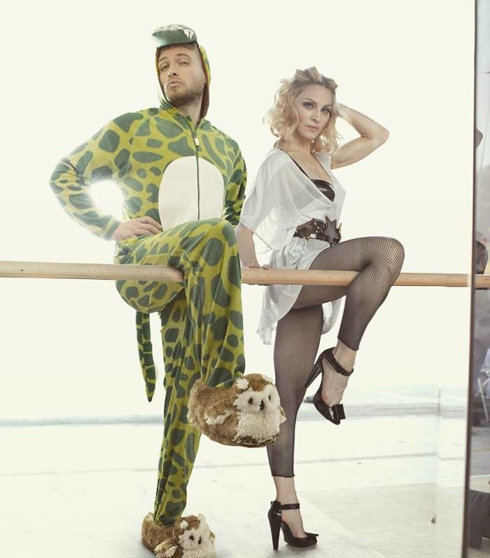 Cet homme devient le meilleur ami des stars en ajoutant son portrait sur leurs photos avec Photoshop | So Busy Girls