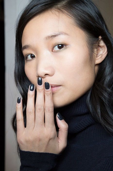 Un vernis gris foncé et laqué | So Busy Girls