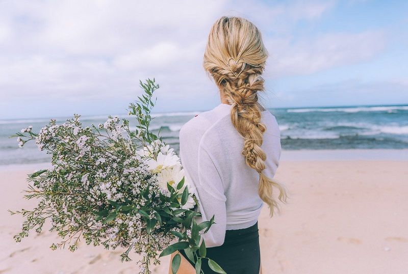 Pourquoi et comment protéger ses cheveux du soleil | So Busy Girls