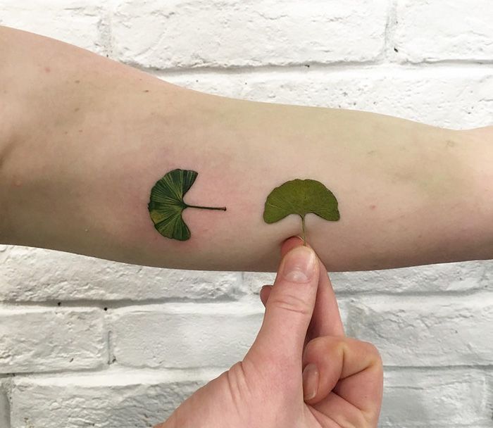 Cette tatoueuse utilise de vraies feuilles et des fleurs comme pochoirs pour réaliser de sublimes tatouages botaniques | So Busy Girls