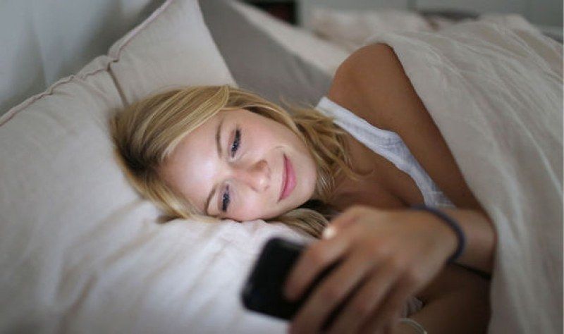 5 raisons de NE PAS prendre votre smartphone avec vous quand vous vous couchez | So Busy Girls