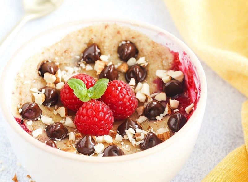 La recette du gâteau chocolat framboises prêt en moins de 4 minutes au micro-ondes | So Busy Girls