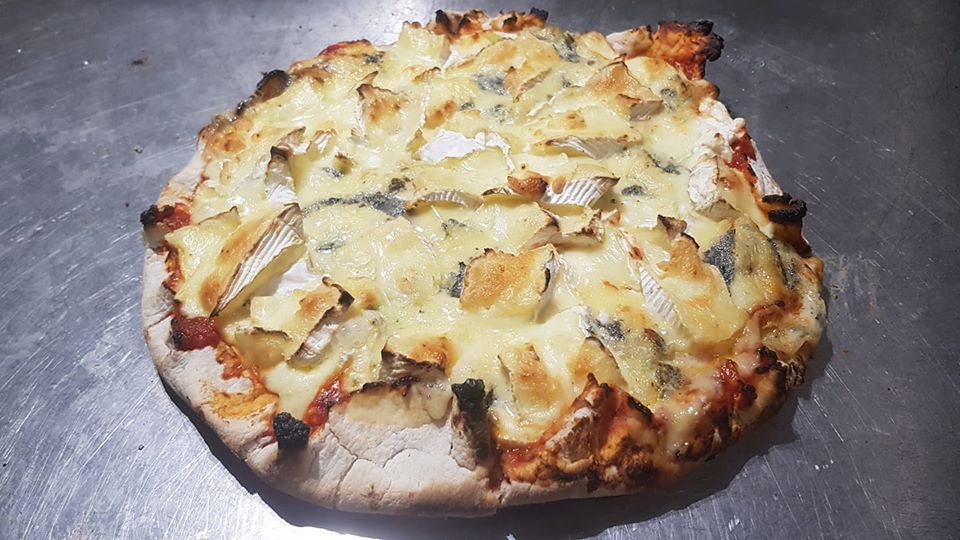 Un pizzaïolo lyonnais vient de créer une pizza aux 257 fromages, et c'est un record mondial | So Busy Girls