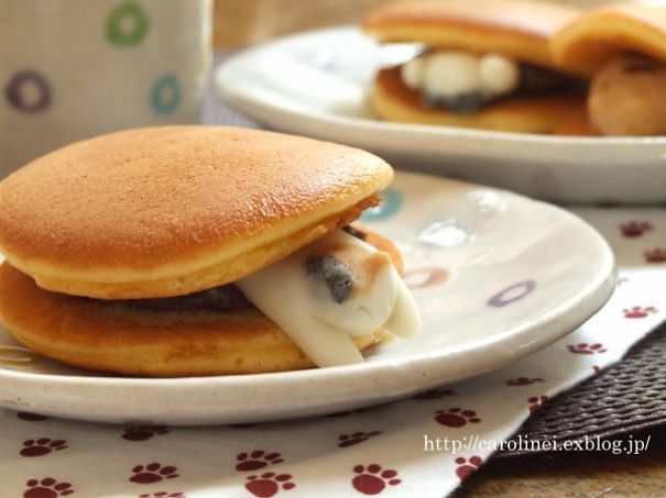 Un petit chat en pâte à sucre caché entre 2 pancakes japonais | So Busy Girls
