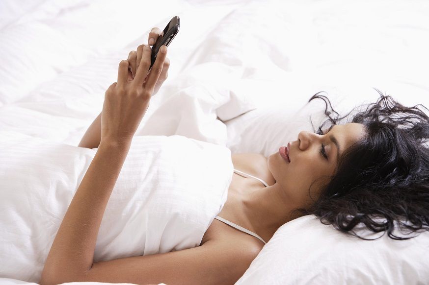 Vous vous réveillez et vous vous endormez avec votre téléphone | So Busy Girls