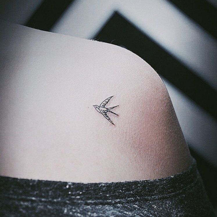 Porter des tops qui dénudent vos épaules pour révéler votre tatouage | So Busy Girls
