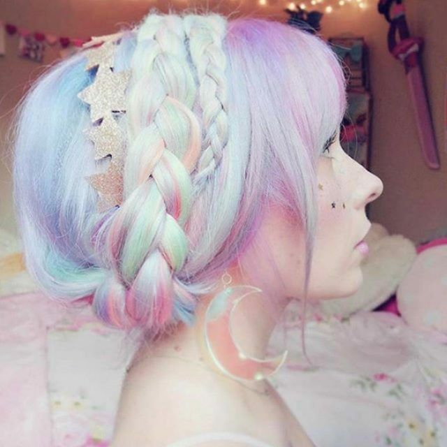 Découvrez les cheveux holographiques, la nouvelle tendance coloration | So Busy Girls