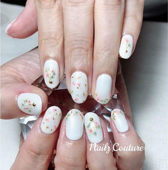 La dernière tendance nail art avec des fleurs séchées est parfaite pour toutes celles qui veulent prolonger l'été | So Busy Girls