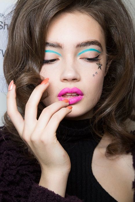 Une manucure orangé pour accompagner un maquillage coloré | So Busy Girls