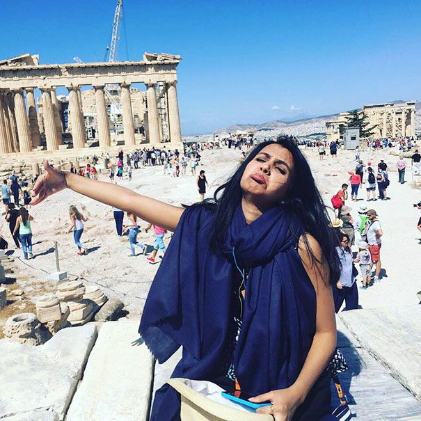 Cette femme se retrouve seule en voyage de noces parce que son mari n'a pas pu partir et poste des photos solos hilarantes | So Busy Girls