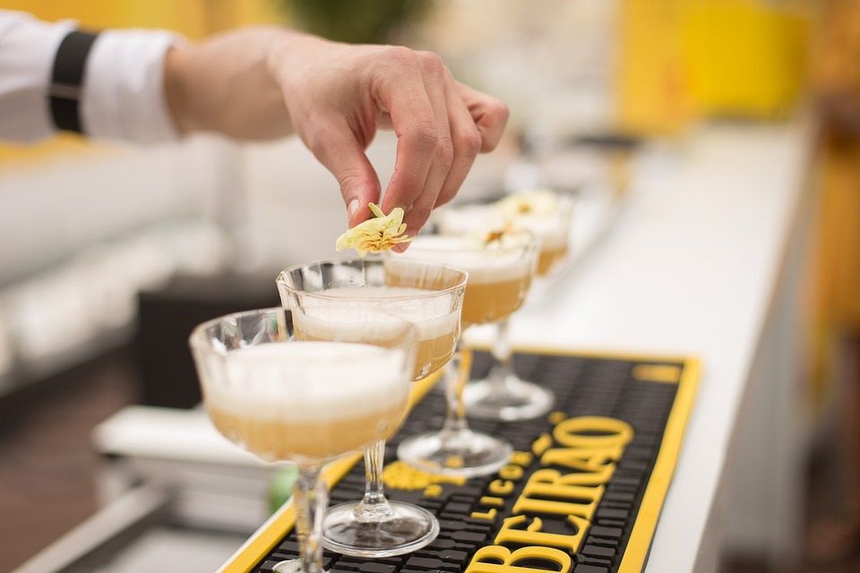 Quelques cocktails festifs de signature pour votre mariage d'hiver | So Busy Girls