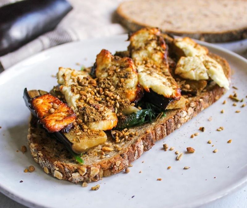 La recette de tartine aux aubergines et feta rôtie au miel | So Busy Girls