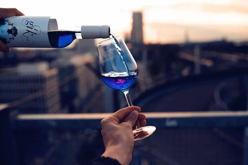 Le vin bleu : la boisson originale qui va vous faire oublier le rosé ! | So Busy Girls