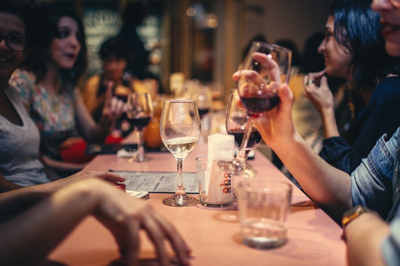 3 conseils malins pour organiser une fête d’anniversaire dans un bar ou un resto | So Busy Girls