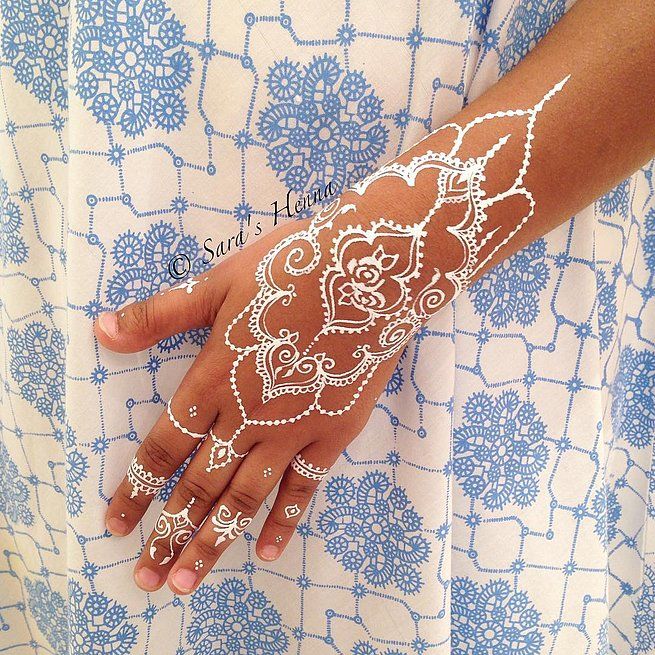Un tatouage blanc au henné d'inspiration indienne et des motifs différents sur chaque doigt | So Busy Girls