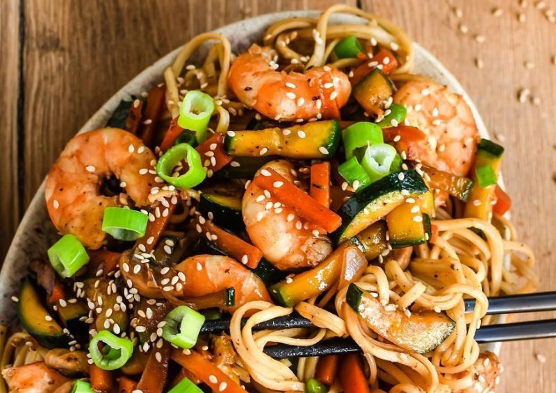 La recette des nouilles chinoises aux crevettes facile | So Busy Girls