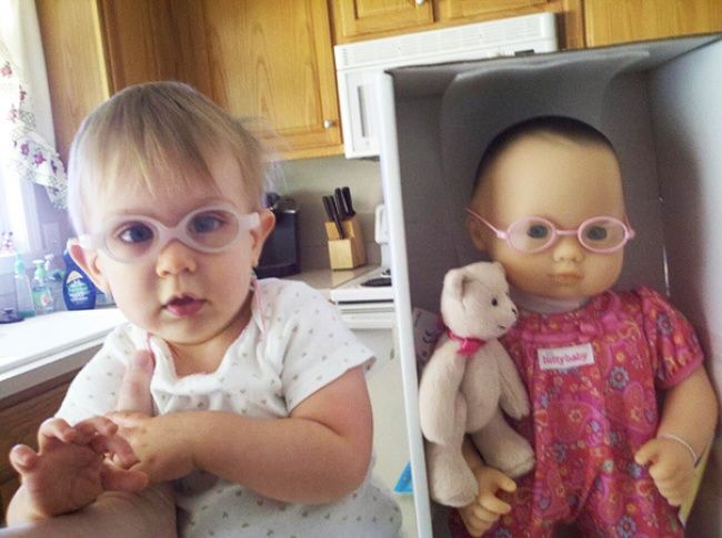 25 bébés qui ressemblent comme 2 gouttes d'eau à leur poupée | So Busy Girls