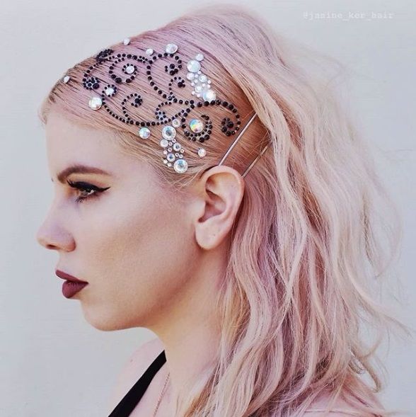 Les bijoux de cheveux pour des coiffures féminines à souhait | So Busy Girls