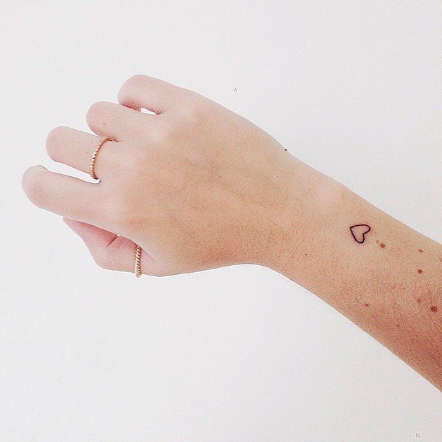Un petit tatouage coeur sur le dessus de l'avant-bras | So Busy Girls