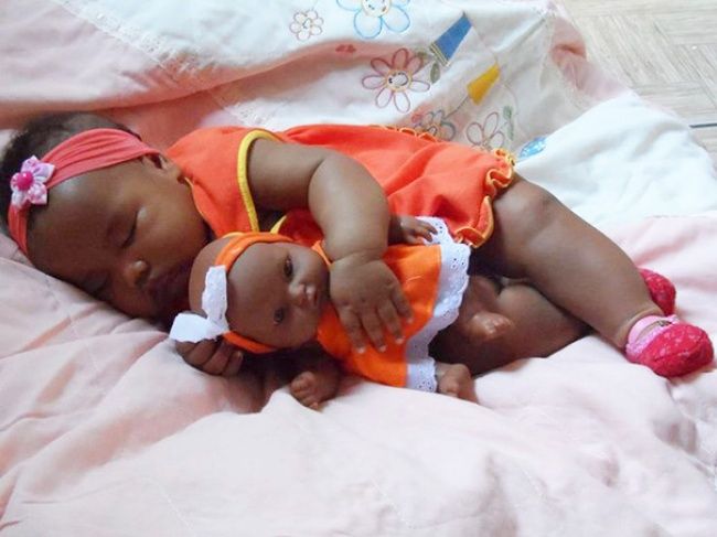 25 bébés qui ressemblent comme 2 gouttes d'eau à leur poupée | So Busy Girls