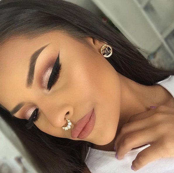 Un trait d'eyeliner très épais, des paillettes et un rouge à lèvres neutre | So Busy Girls