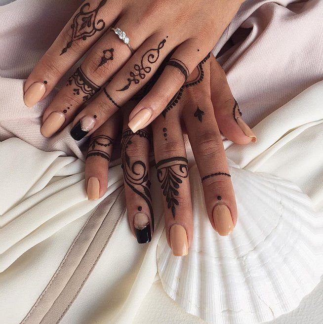 Des tatouages au henné fins et délicats sur les doigts | So Busy Girls