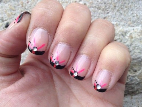 Des strass pour un nail art délicat | So Busy Girls