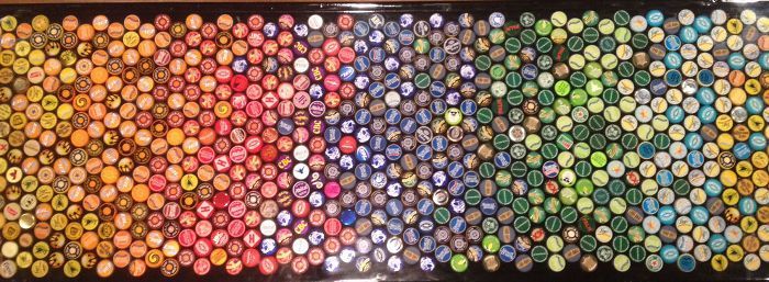 Un homme a collectionné des capsules de bouteilles pendant 5 ans pour refaire sa cuisine : voilà le résultat ! | So Busy Girls