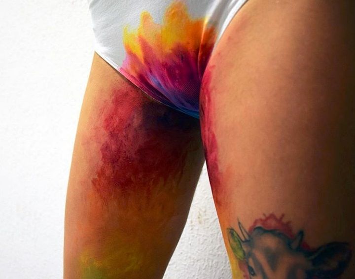 Cette artiste peint les vergetures en couleur arc en ciel pour montrer leur beauté | So Busy Girls